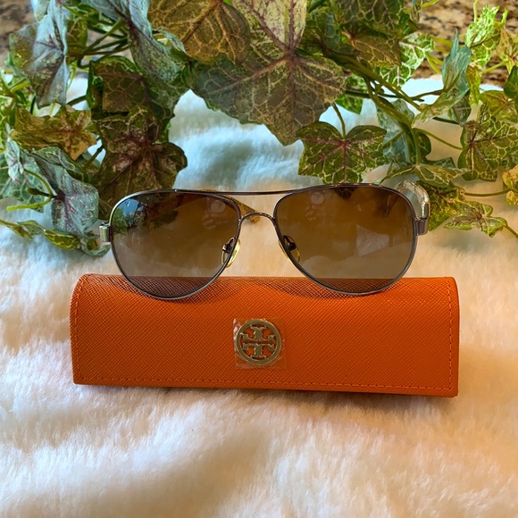 Tory Burch Accessories - Tory Burch Polarized T-logo PilotSunglasses w/Case